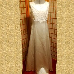 Button-up Wedding Gown Size 10/12